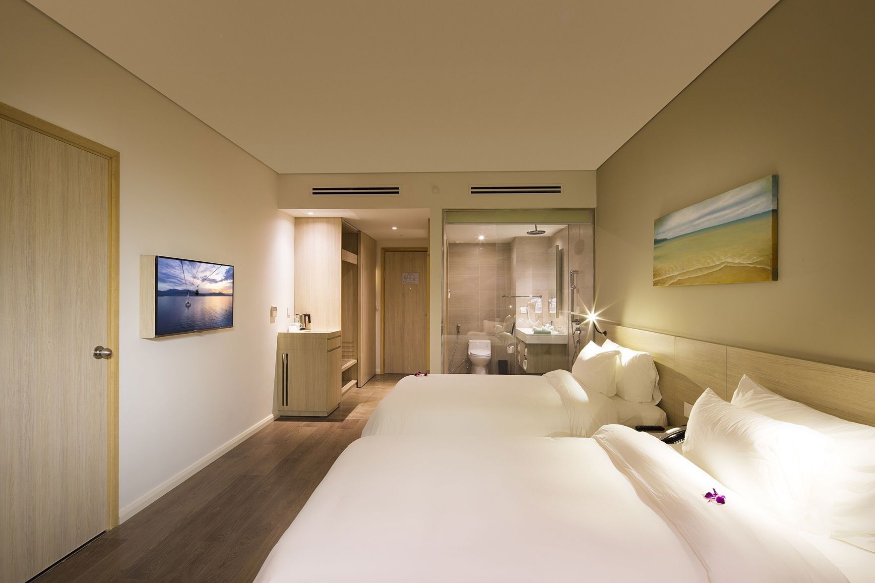 Minibar, safe på rommet, skrivebord og lydisolert