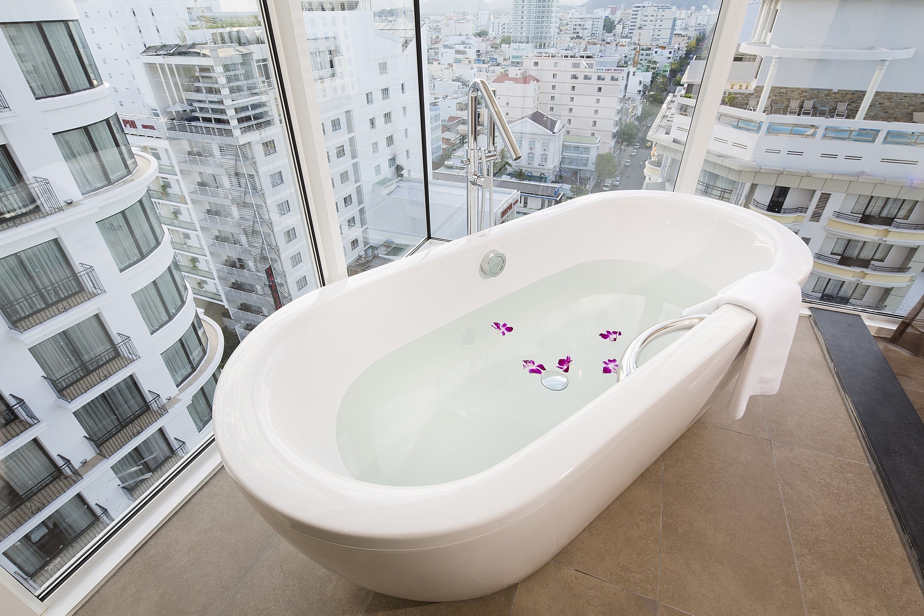 executive double room | 1 bedroom, minibar, in-room safe, desk