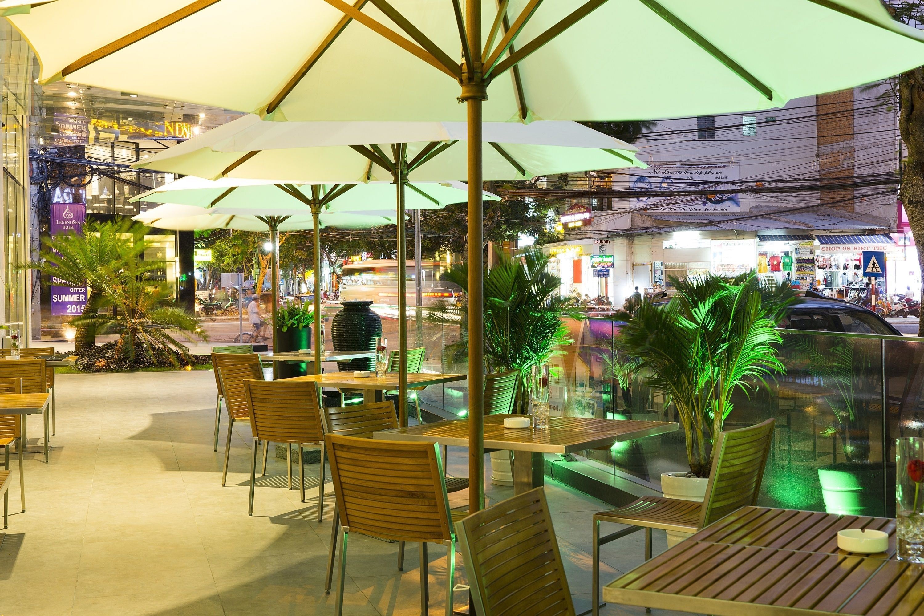 breakfast, lunch, dinner served; international cuisine