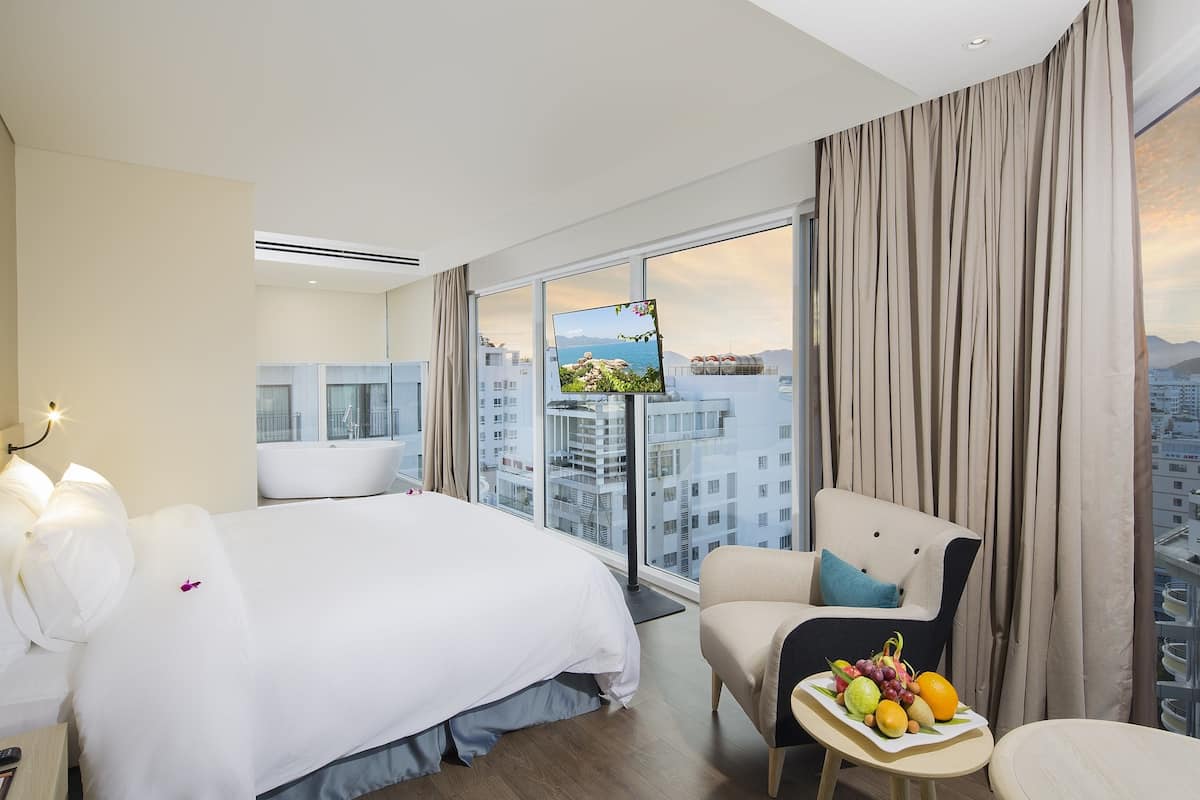 executive double room | 1 bedroom, minibar, in-room safe, desk