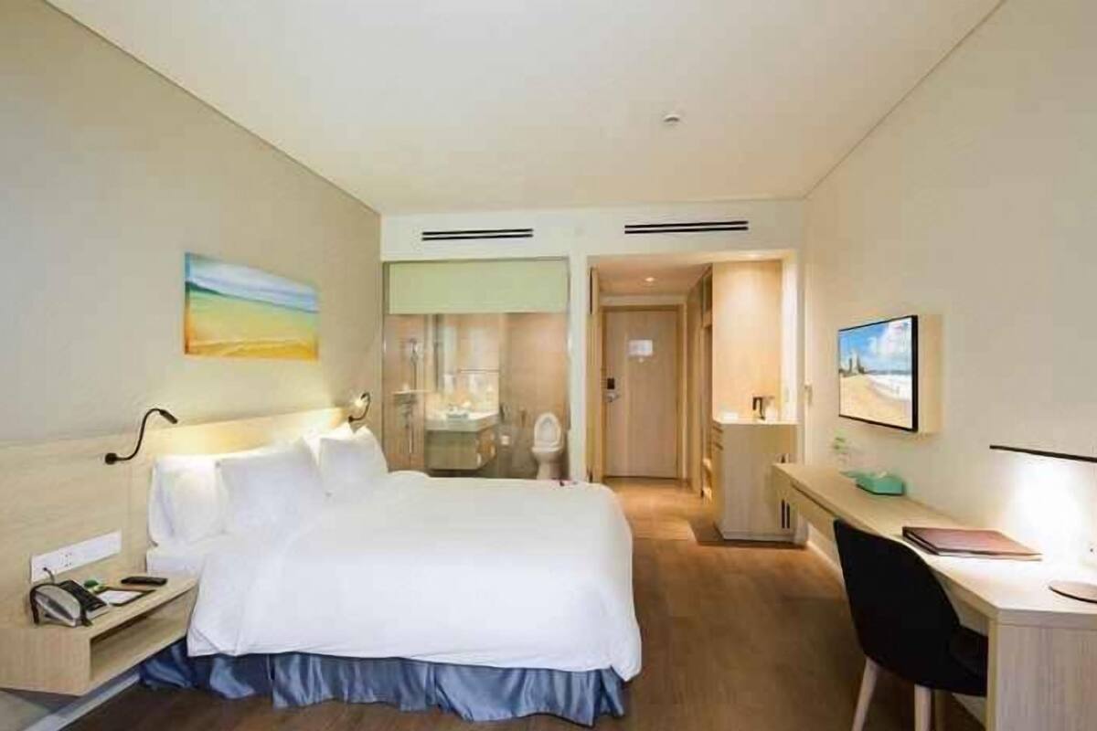 Een minibar, een kluis op de kamer, een bureau, geluiddichte muren