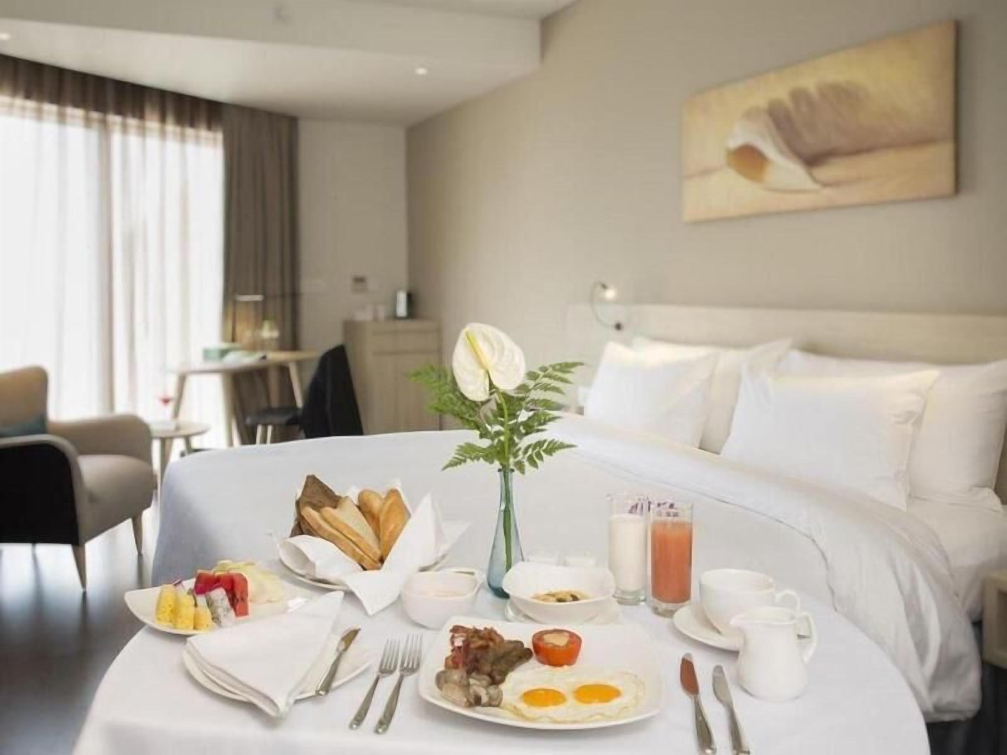 Minibar, safe på rommet, skrivebord og lydisolert