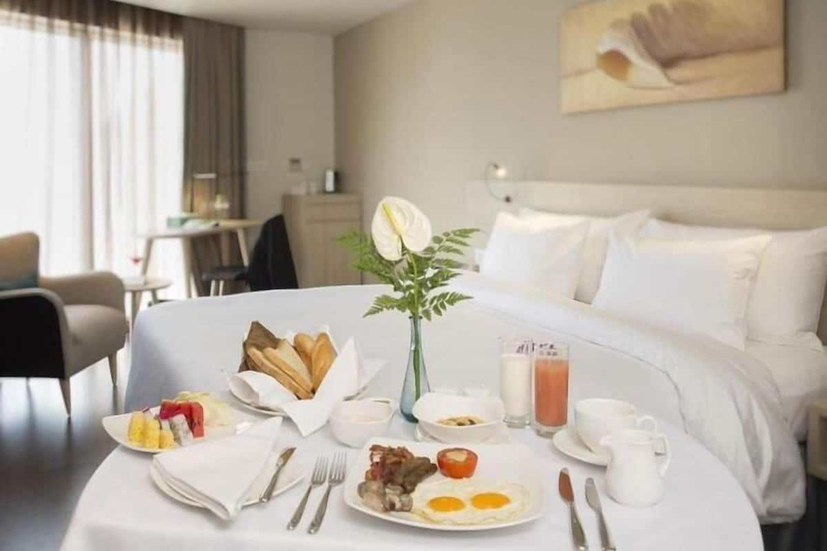 Minibar, safe på rommet, skrivebord og lydisolert