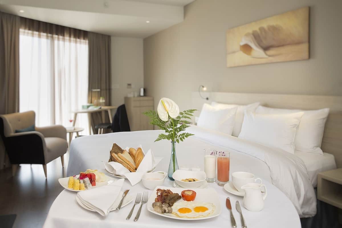 Minibar, safe på rommet, skrivebord og lydisolert