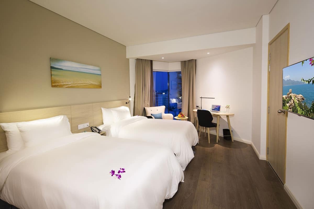 Minibar, caja de seguridad en la habitación y escritorio