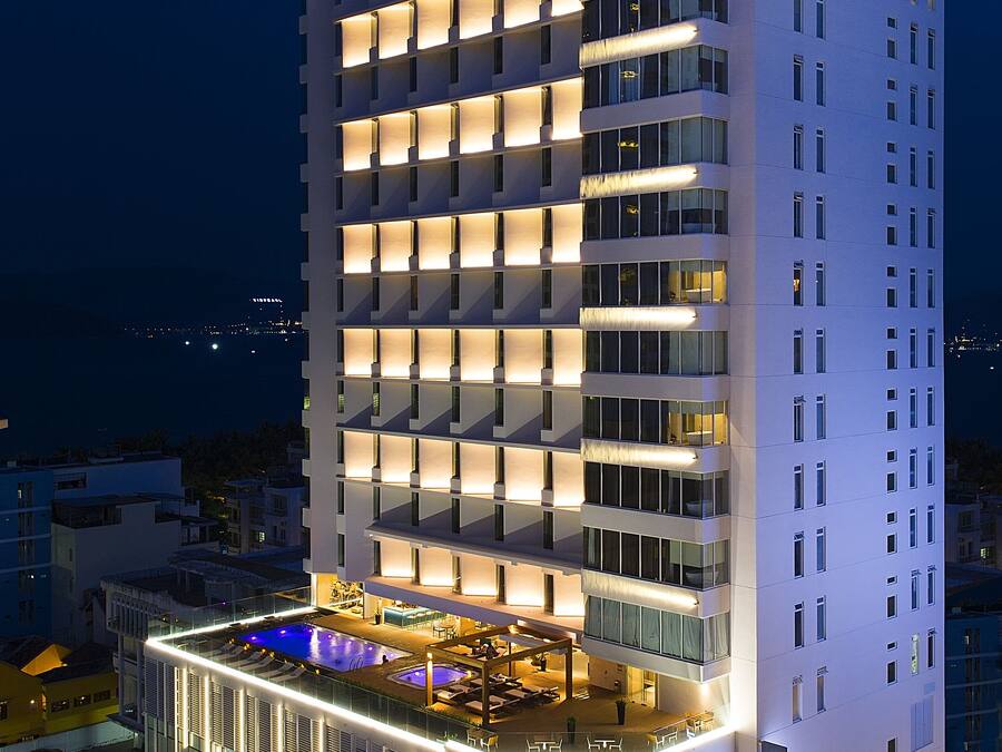 Fachada da propriedade à noite