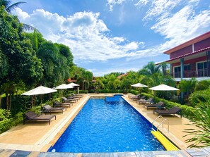 Outdoor pool, open 6:00 AM to 9:30 PM, sun loungers - Hatzanda Lanta Resort (Ko Lanta)