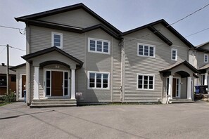 Familie cottage, 4 slaapkamers, bubbelbad, uitzicht op bergen (33) | Voorkant van accommodatie