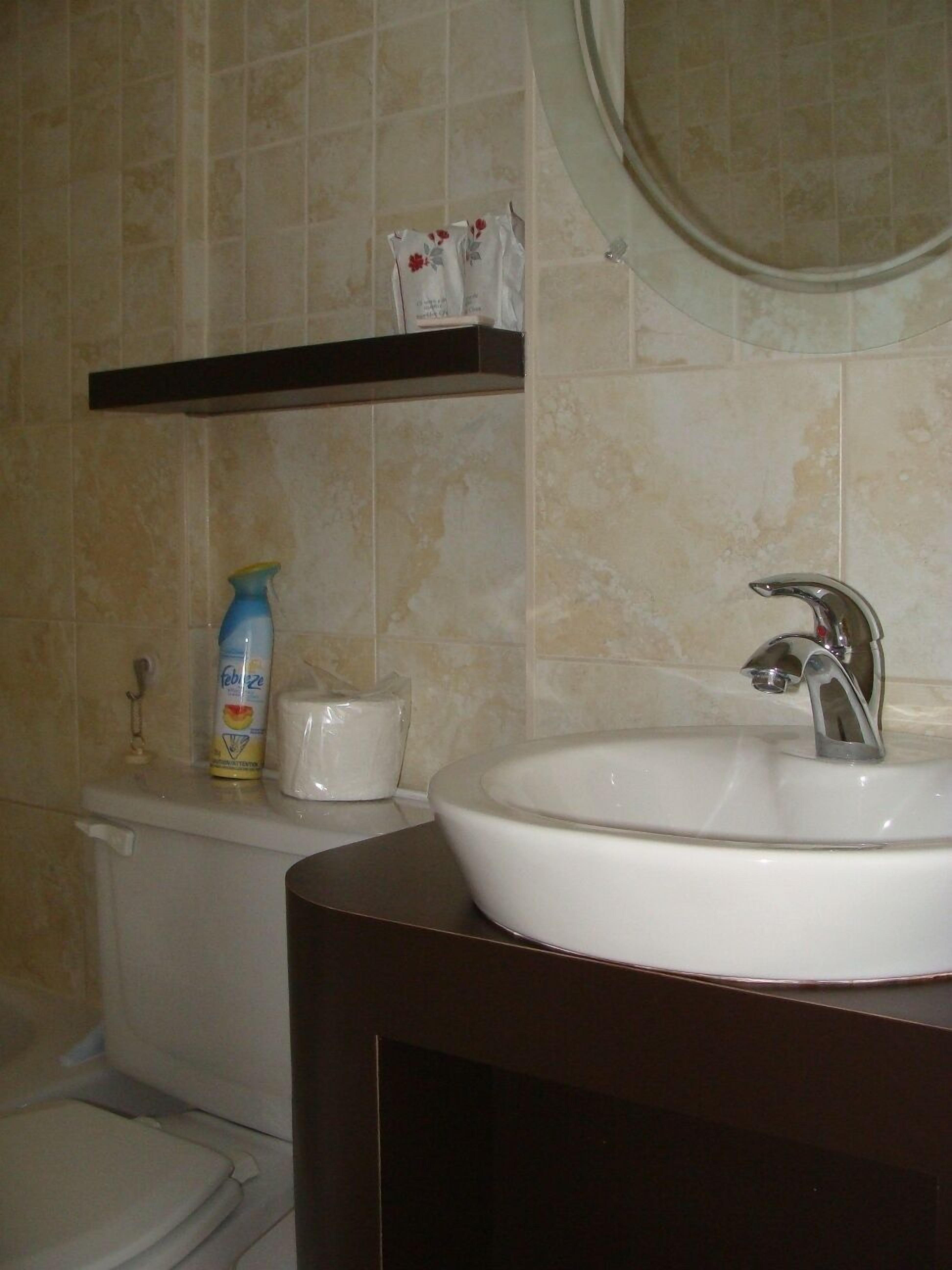 classic room, 1 queen bed | bathroom | combined shower/bathtub, hair dryer, towels