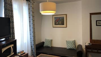 Classic Room, 2 Double Beds | Free WiFi, bed sheets