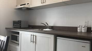 Studio, 1 Queen Bed | Private kitchen | Fridge