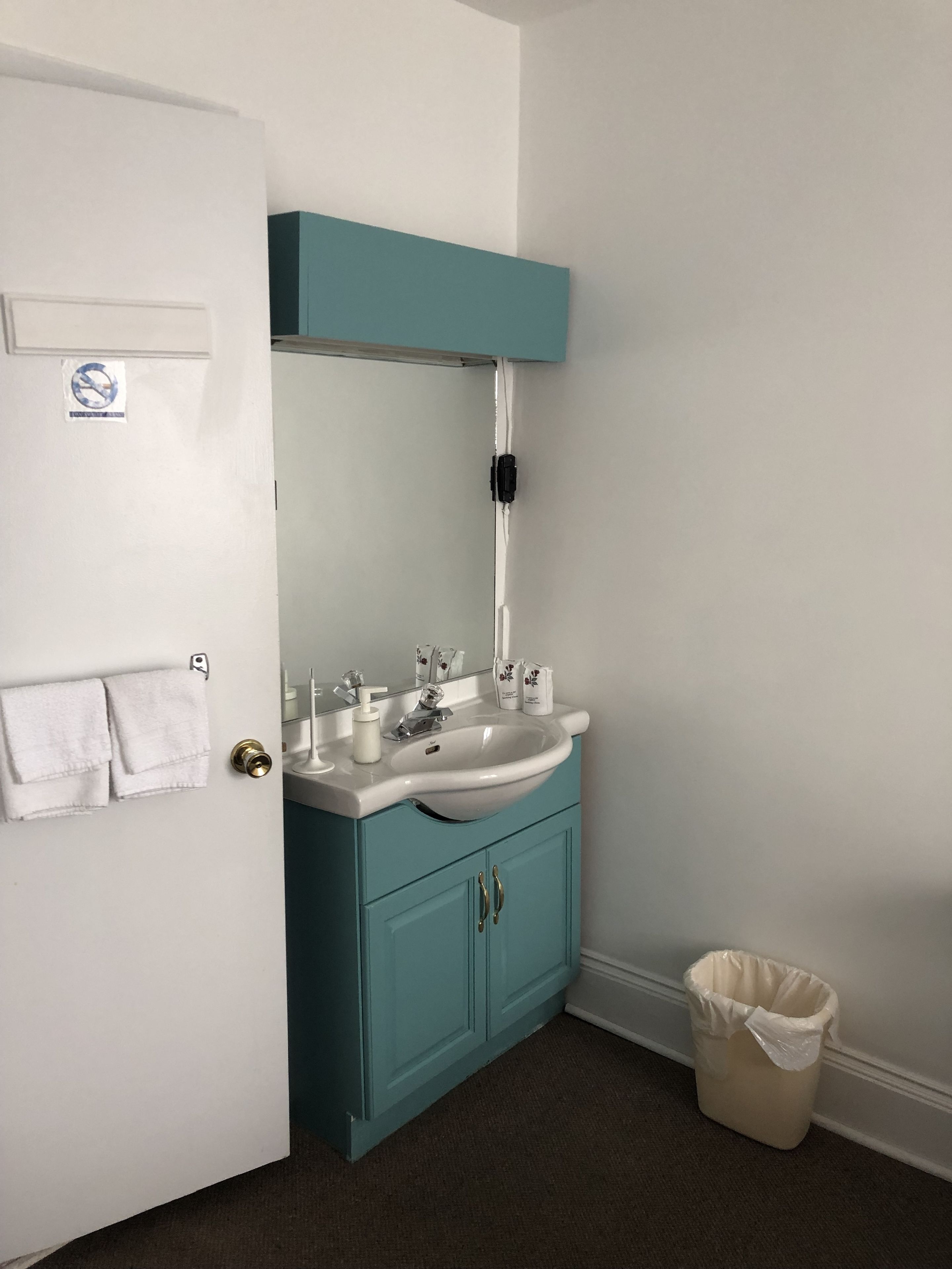 combined shower/bathtub, hair dryer, towels