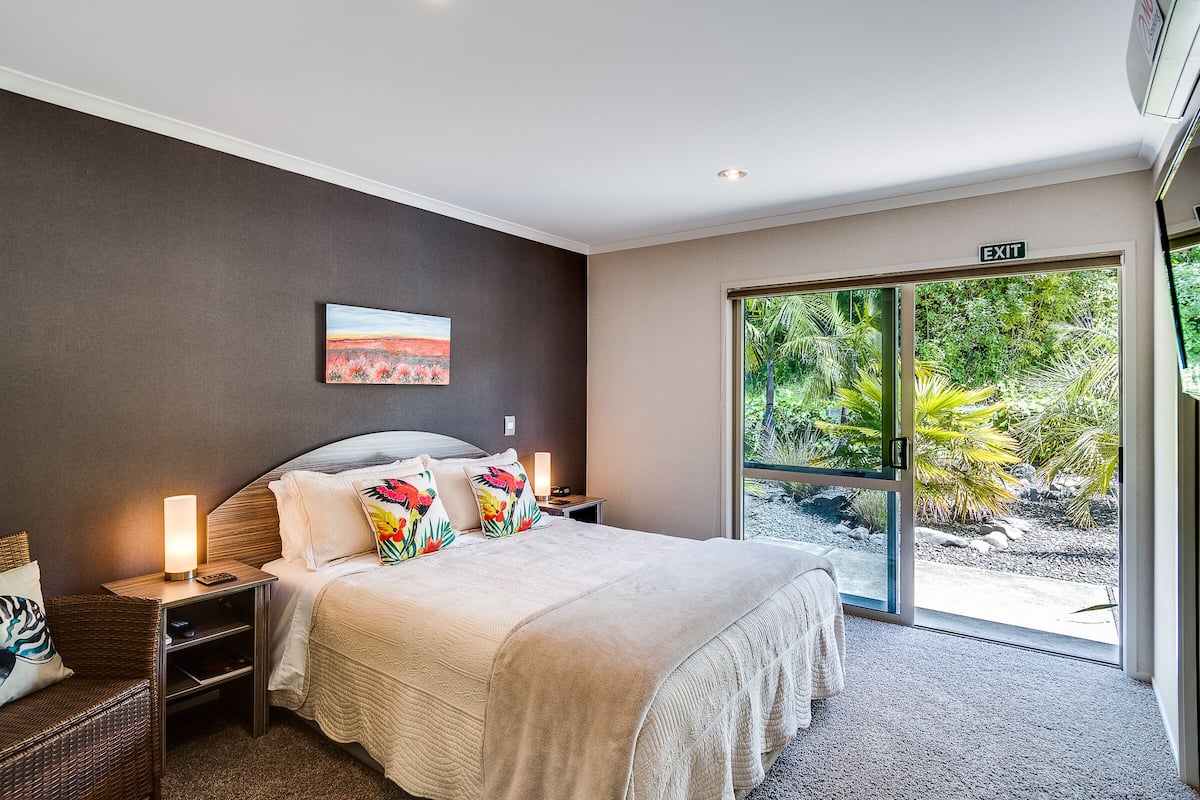 Premium bedding, in-room safe, individually decorated