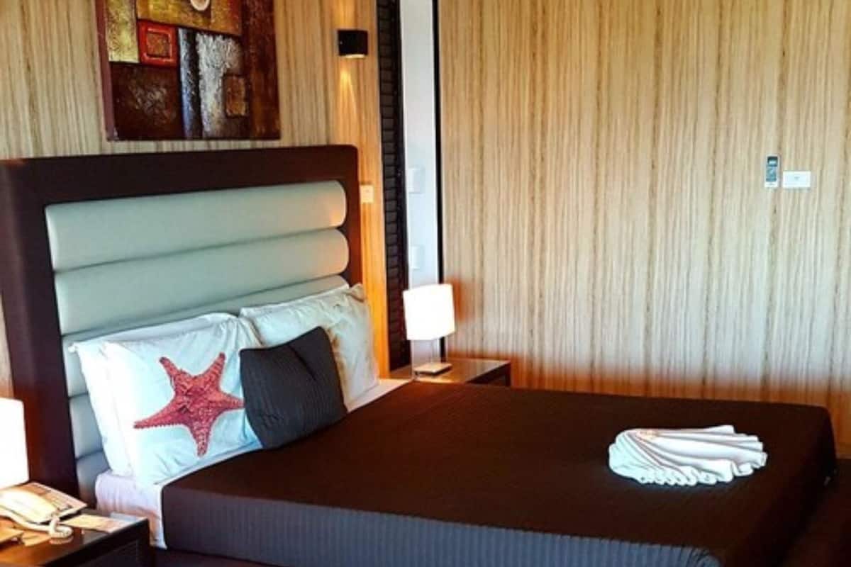 Minibar, caja de seguridad en la habitación y escritorio