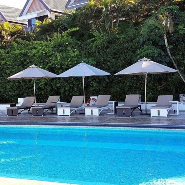 Piscine extérieure, chaises longues