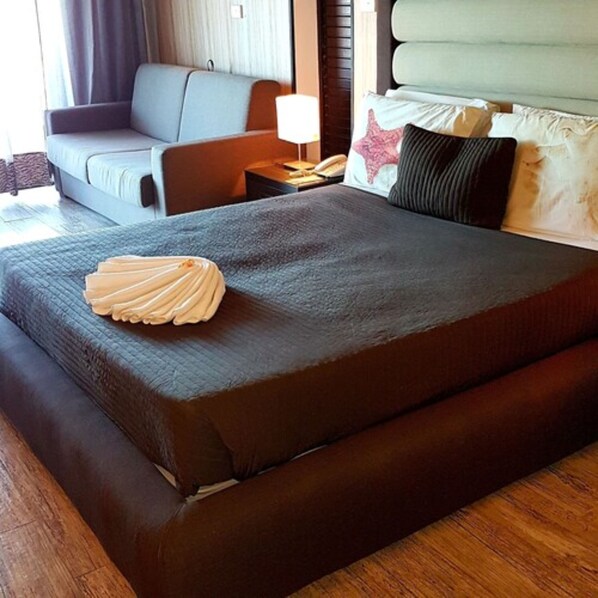 Premium villa | Een minibar, een kluis op de kamer, een bureau, geluiddichte muren