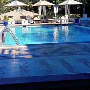 Hồ bơi ngoài trời, mở cửa từ 7:00 đến 19:00, ghế dài tắm nắng 