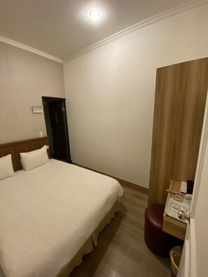 Free WiFi, bed sheets - Hotel Queen (Taipei)