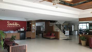 Área de estar no saguão