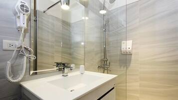 Double Room | Bathroom | Shower, free toiletries, hair dryer, slippers