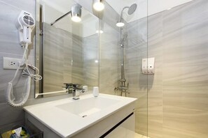 Quarto casal | Banheiro | Chuveiro, produtos de toalete grátis, secador de cabelo, chinelos