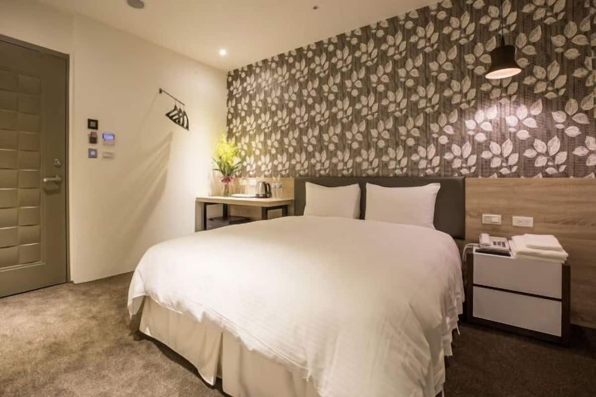 Een bureau, gratis wifi, beddengoed