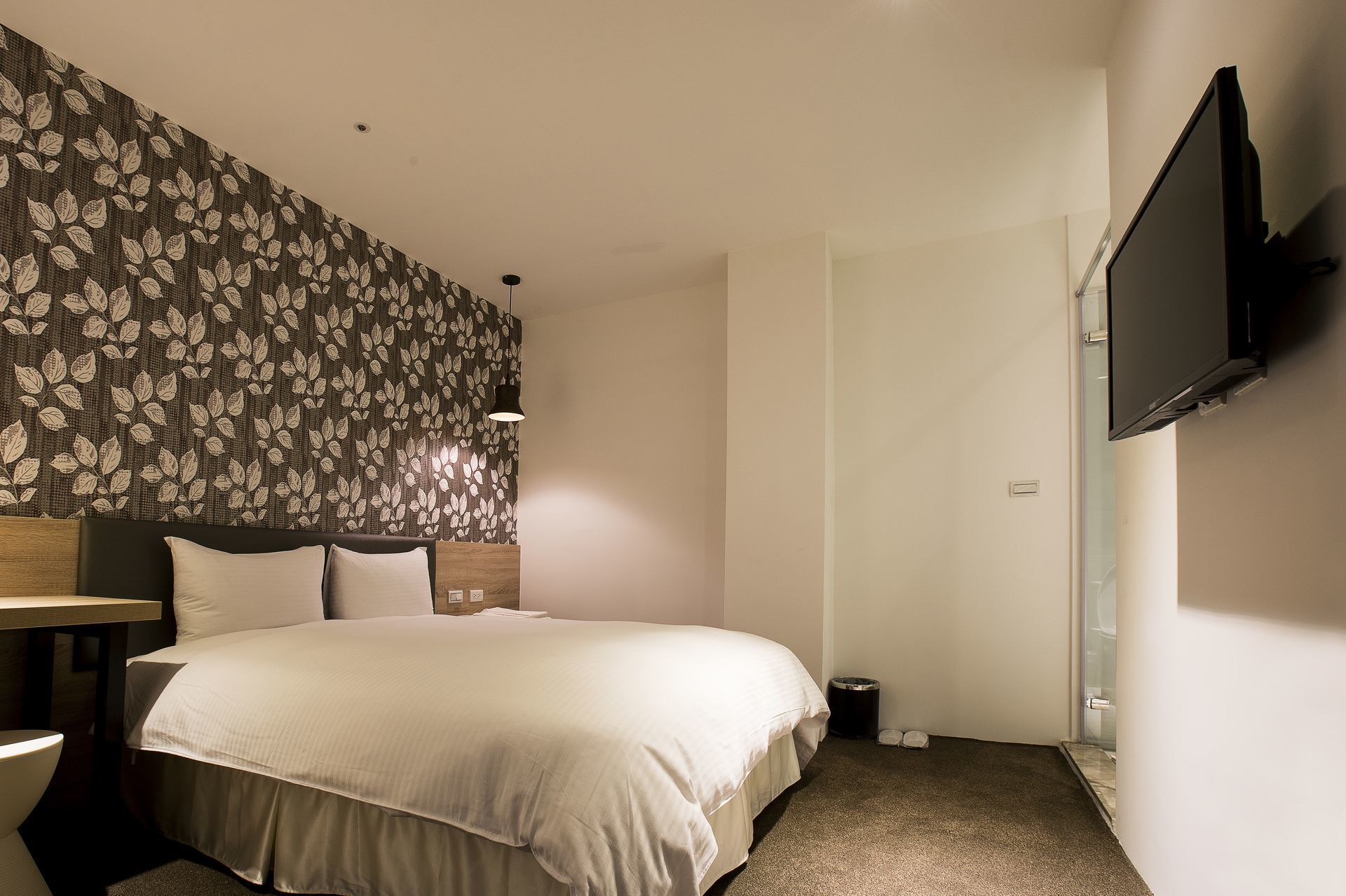 Escritorio, wifi gratis y ropa de cama 