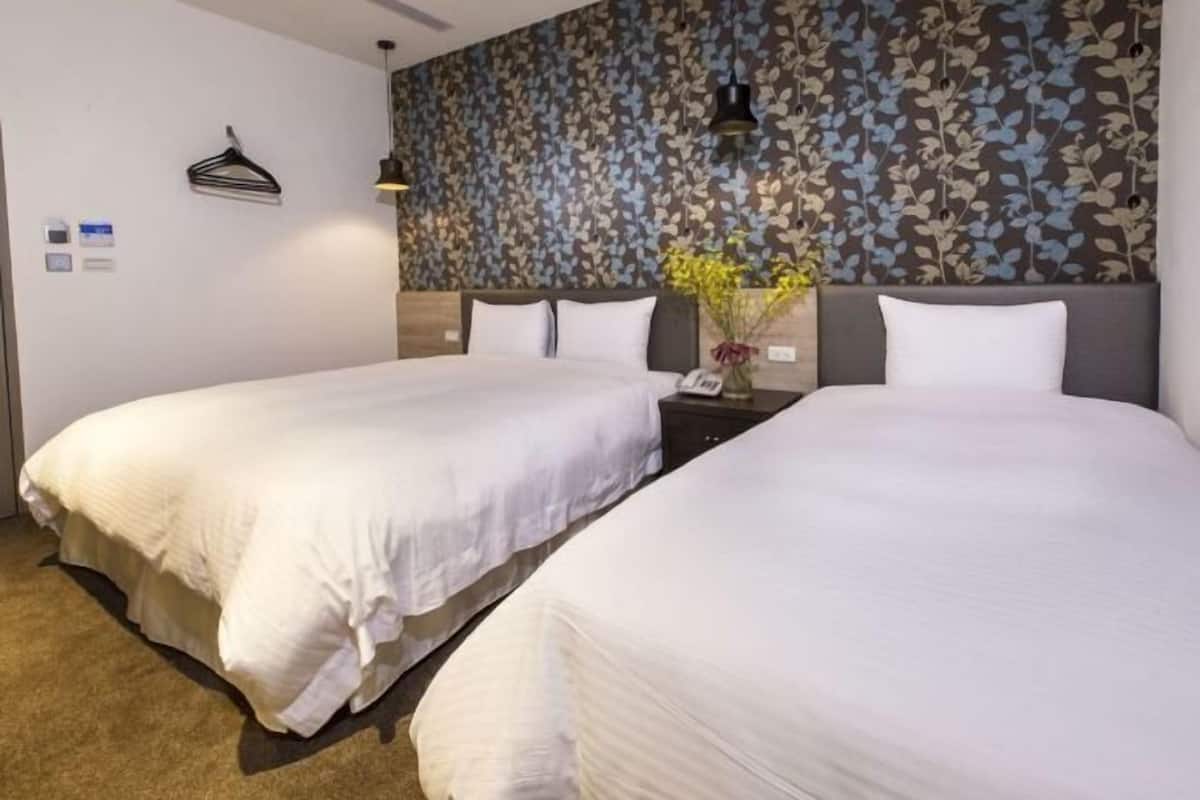 Een bureau, gratis wifi, beddengoed