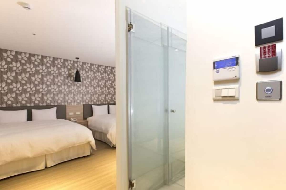 Een bureau, gratis wifi, beddengoed