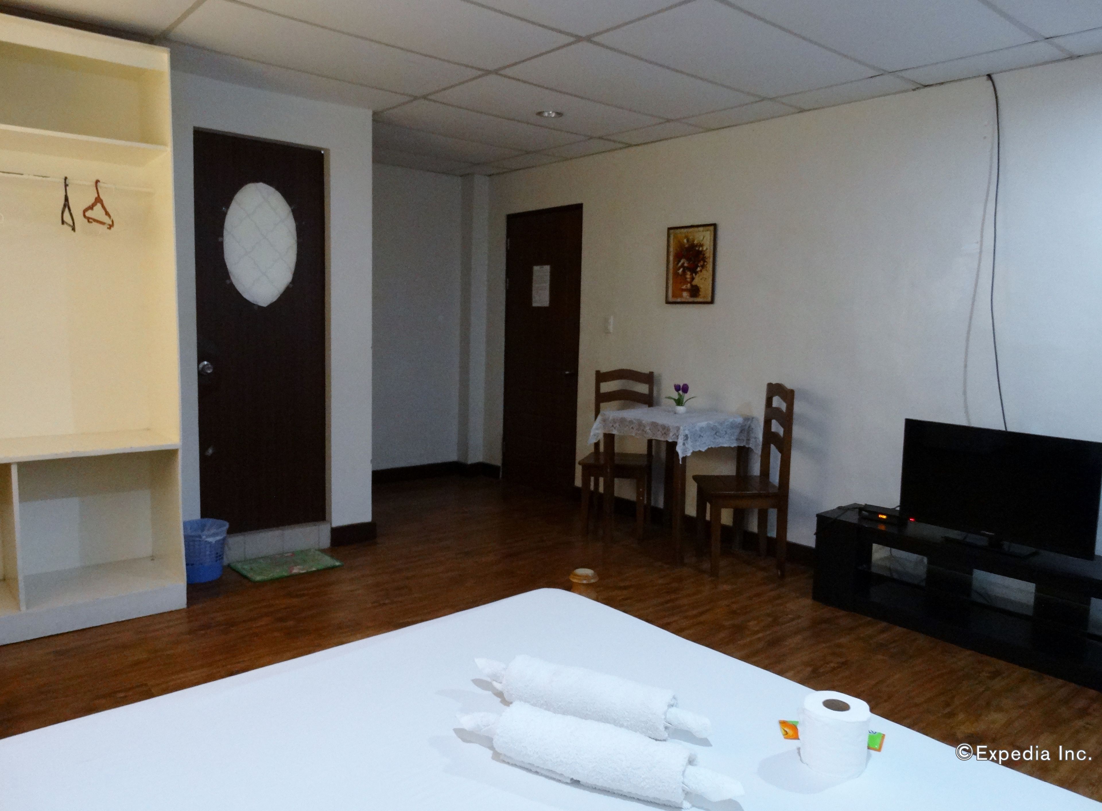 suite, 1 queen bed | desk, rollaway beds