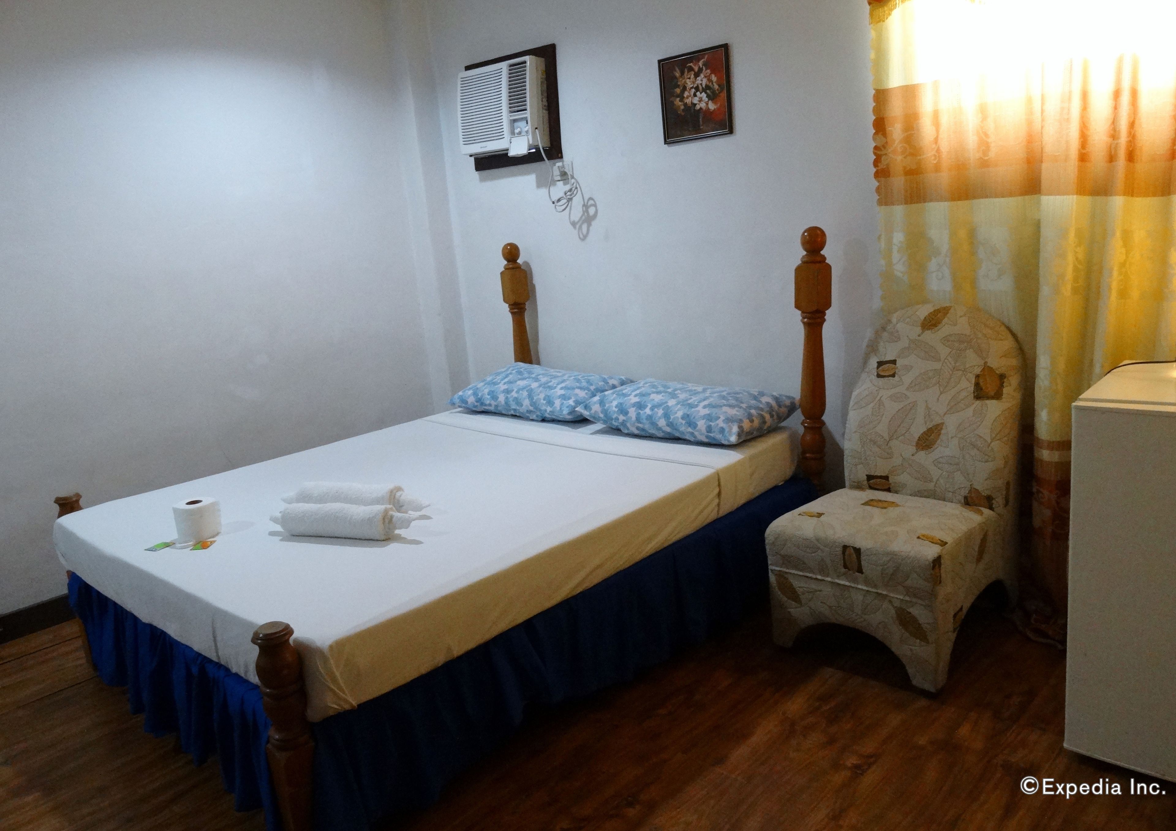 suite, 1 queen bed | desk, rollaway beds