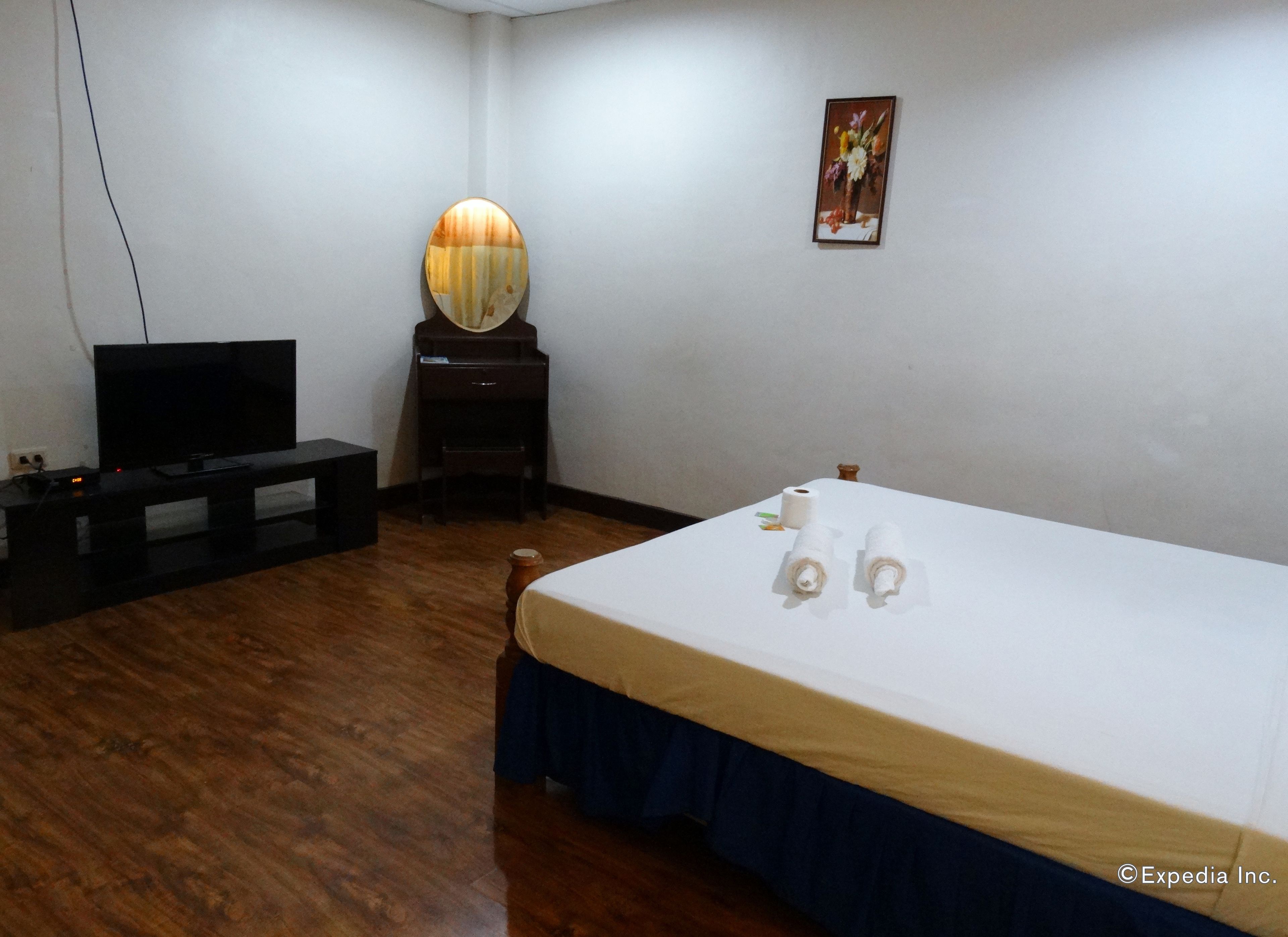 suite, 1 queen bed | desk, rollaway beds