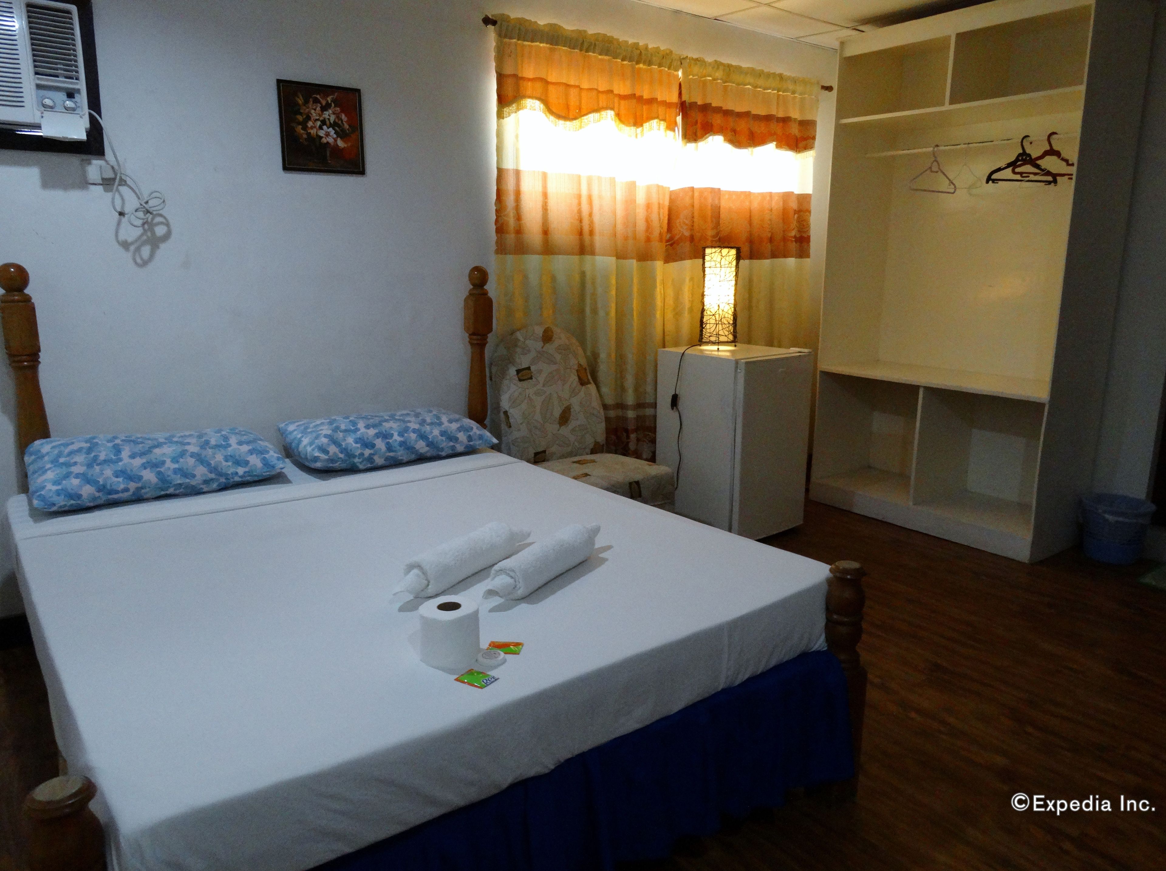 suite, 1 queen bed | desk, rollaway beds