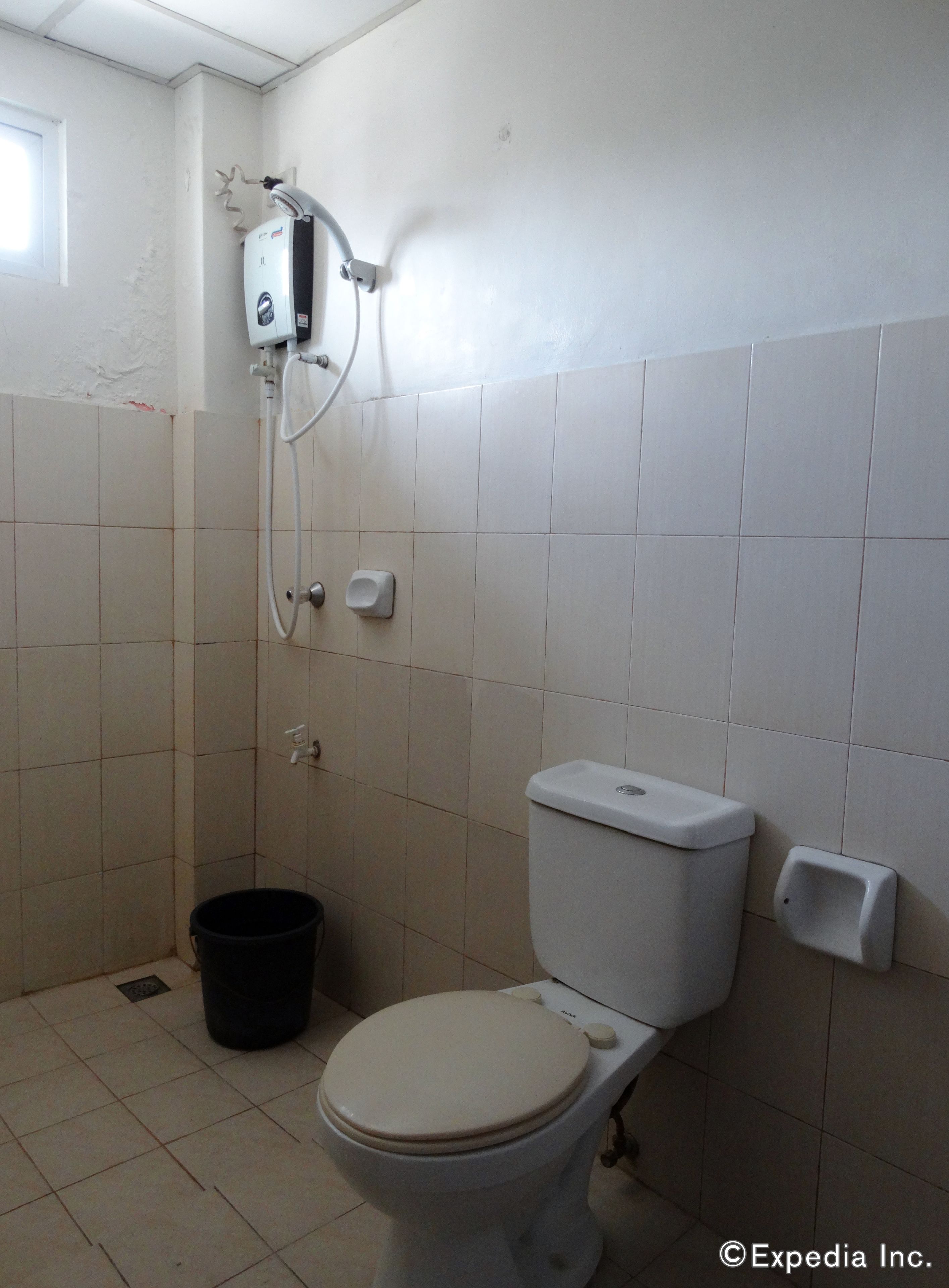 suite, 1 queen bed | bathroom | shower, free toiletries, hair dryer, towels