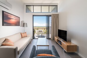 32-英寸智能电视 （配备数码频道）、电视