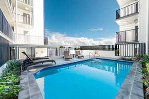 Una piscina al aire libre