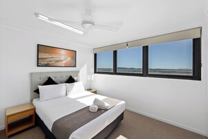 Apartamento ejecutivo, 2 habitaciones | Espacio para trabajar con un portátil y cortinas opacas
