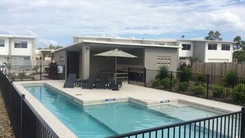 Piscina externa, guarda-sóis, espreguiçadeiras