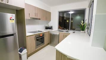Refrigerador con freezer, microondas, horno, placa de cocina