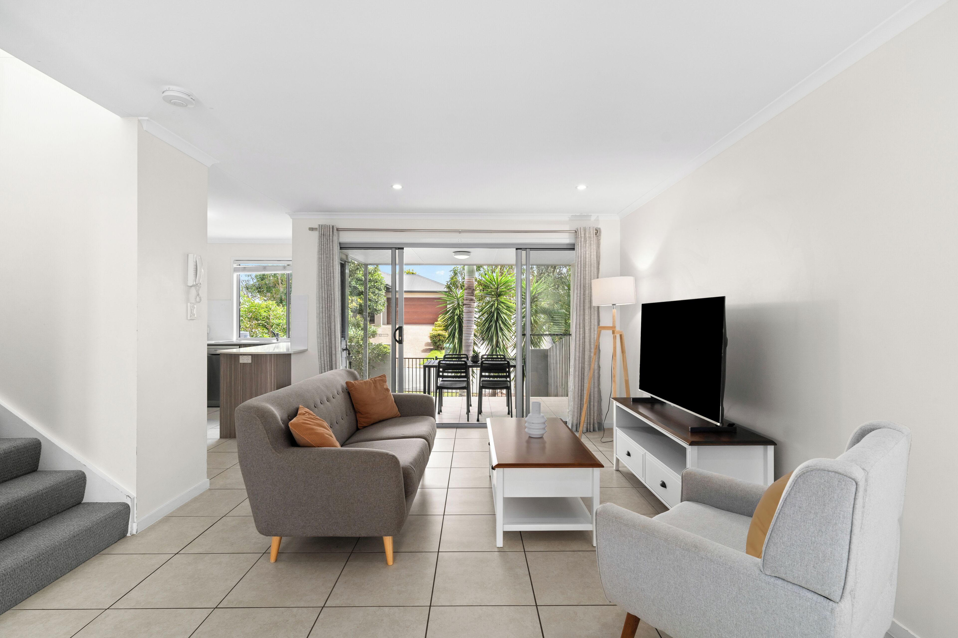 Televisión de pantalla plana y reproductor de DVD 