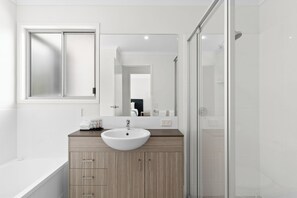 Residenza, 4 camere da letto | Bagno | Set di cortesia gratuito, asciugacapelli, asciugamani