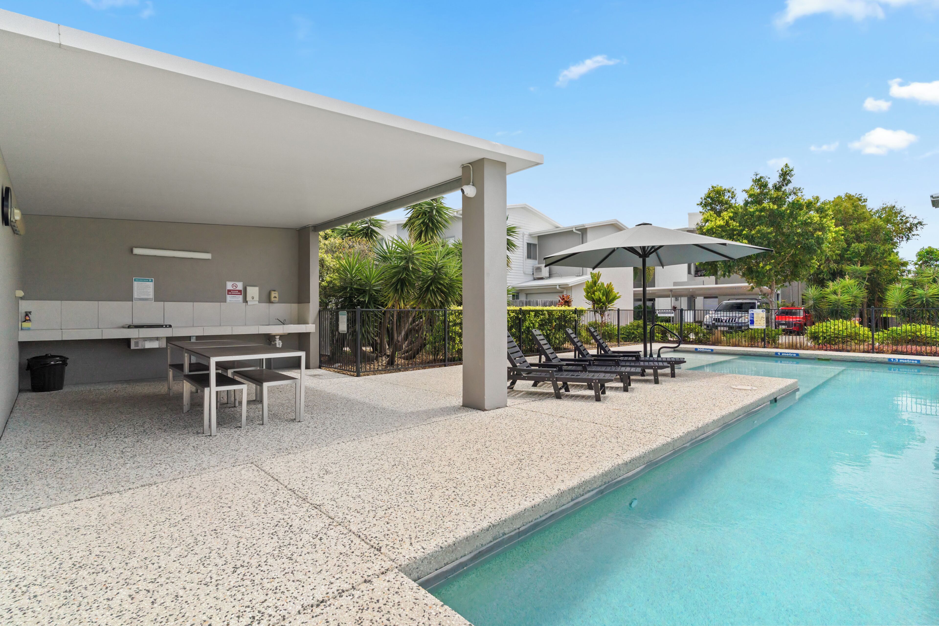 Piscina externa, guarda-sóis, espreguiçadeiras