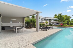 Piscina all'aperto, ombrelloni da piscina, lettini