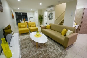 Escritorio, tabla de planchar con plancha, wifi gratis y ropa de cama 