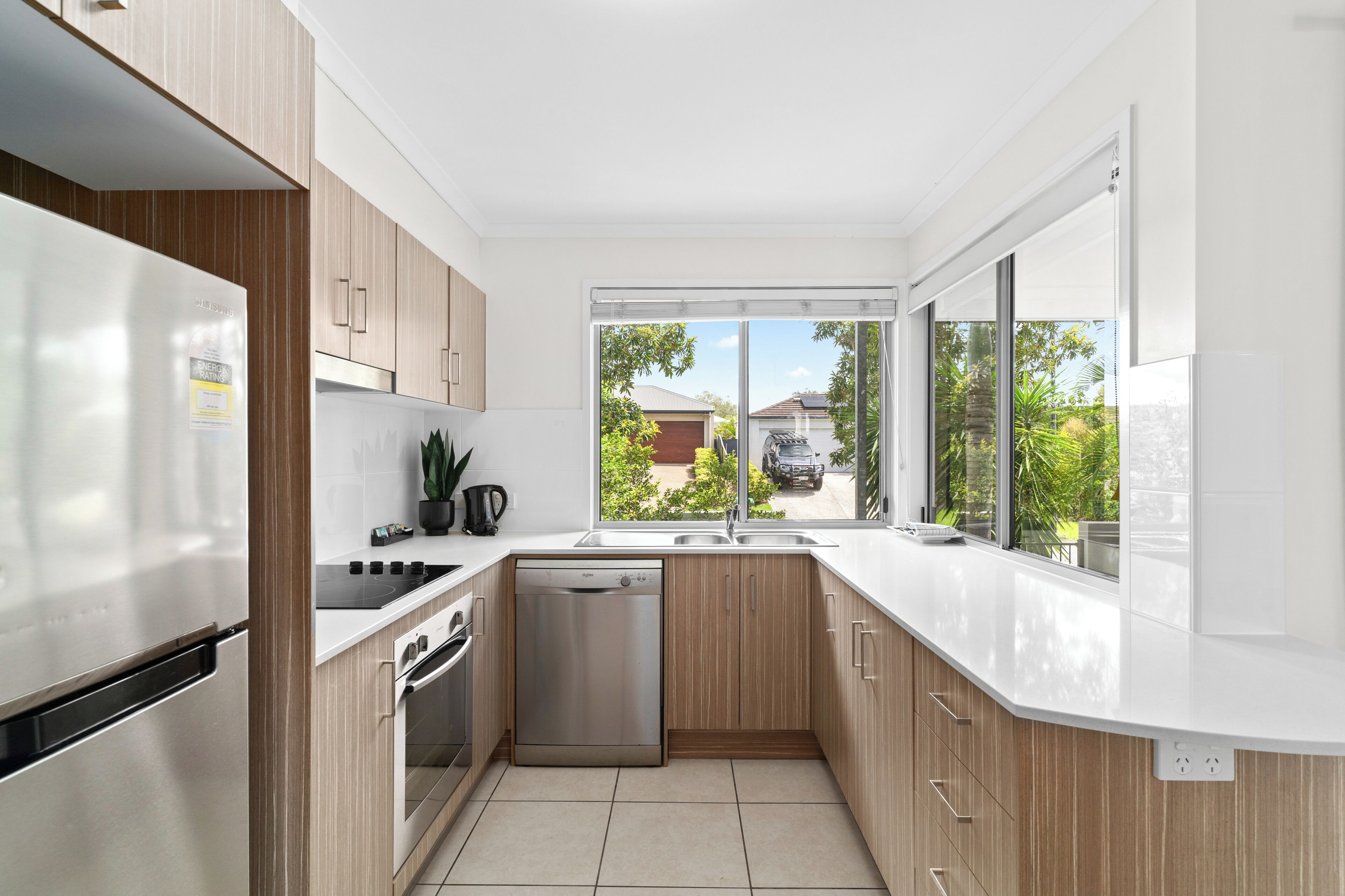 Refrigerador con congelador, microondas, horno y parrilla de estufa 