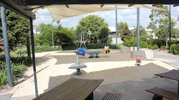 Área de juegos infantiles al aire libre
