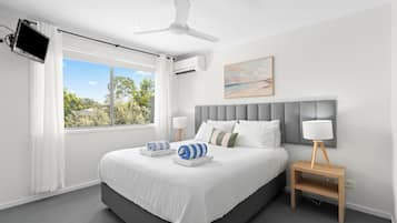 Casa geminada, 4 quartos | Escrivaninha, ferros/tábuas de passar roupa, Wi-Fi de cortesia