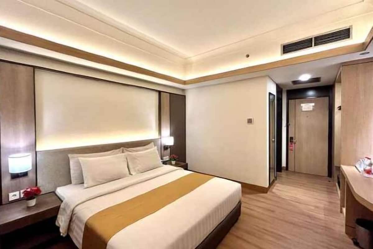 Premium bedding, minibar, in-room safe, desk