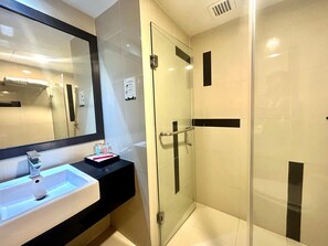 Regadera, amenidades de baño gratuitas, secadora de cabello, pantuflas 