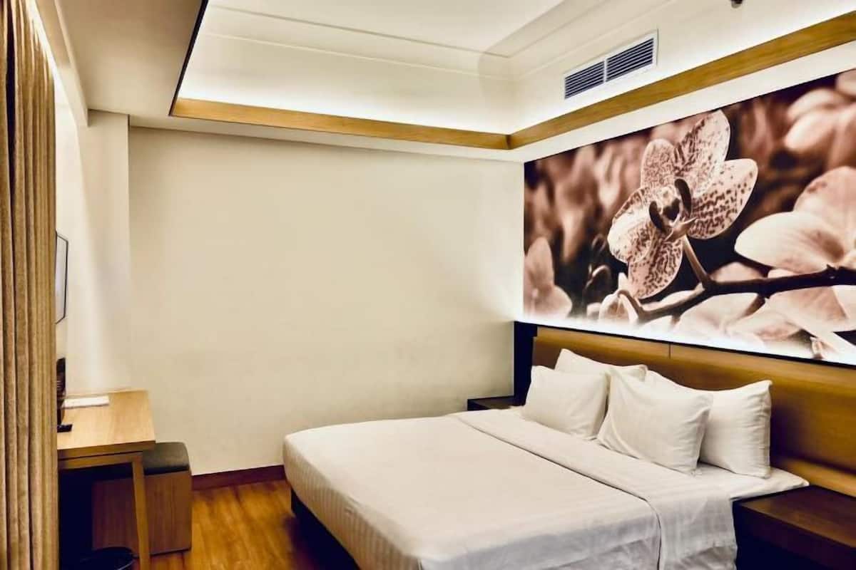 Premium bedding, minibar, in-room safe, desk